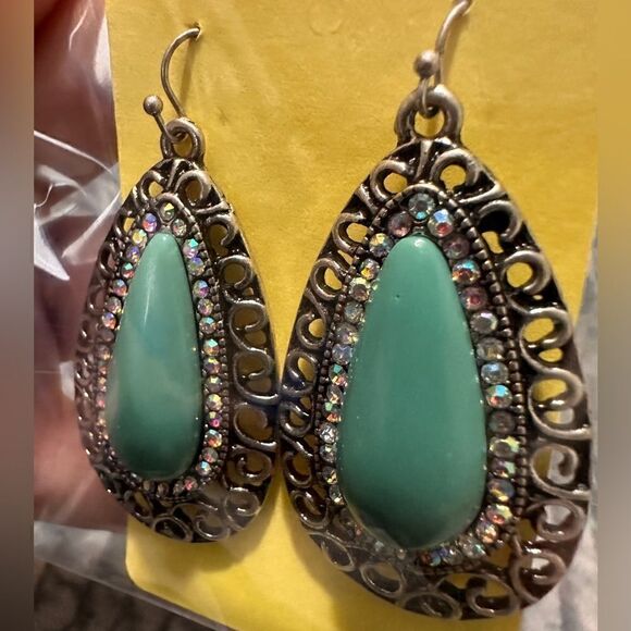 Elegant Man-Made Mint crystals
Filigree Earring,NWT - Picture 7 of 13